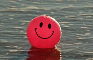 uśmiechnięte różowa piłka