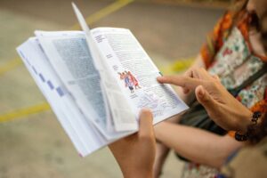 dziecko czytające książkę